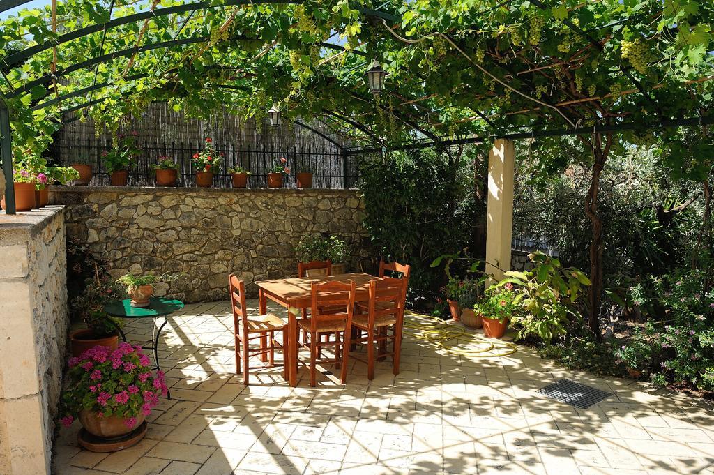 Evianna Studios Mousata Exteriér fotografie